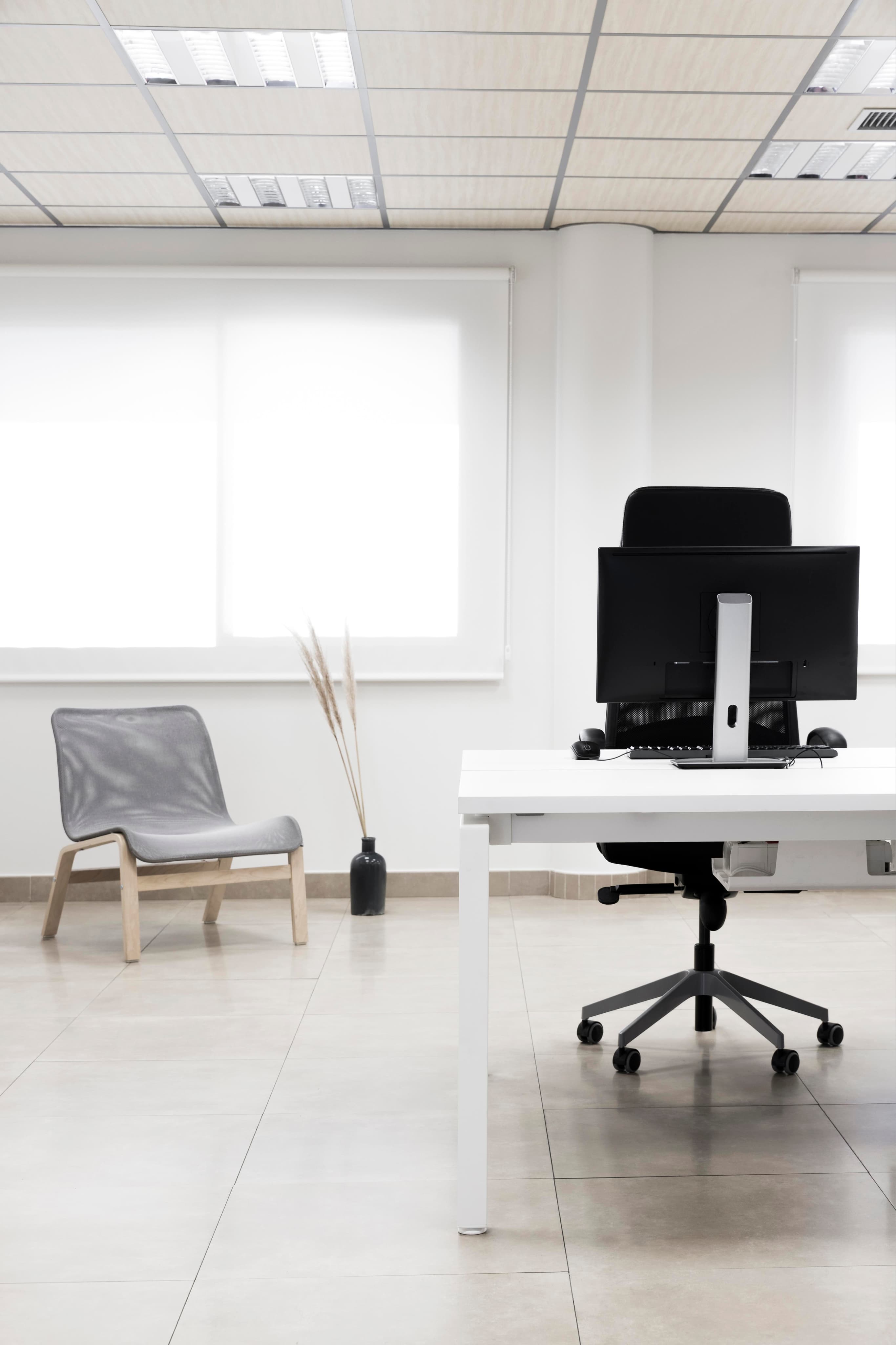 Escritorio de oficina vacío y sin ocupación